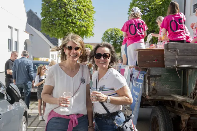 Beim Kirtagsbaum-Aufstellen am Samstag herrschte reges Treiben durch das ganze Dorf.  | Foto: Sophia Braun
