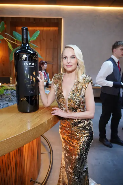 Fernsehsternchen Silvia Schneider führte durch den Abend.  | Foto: Andreas Tischler
