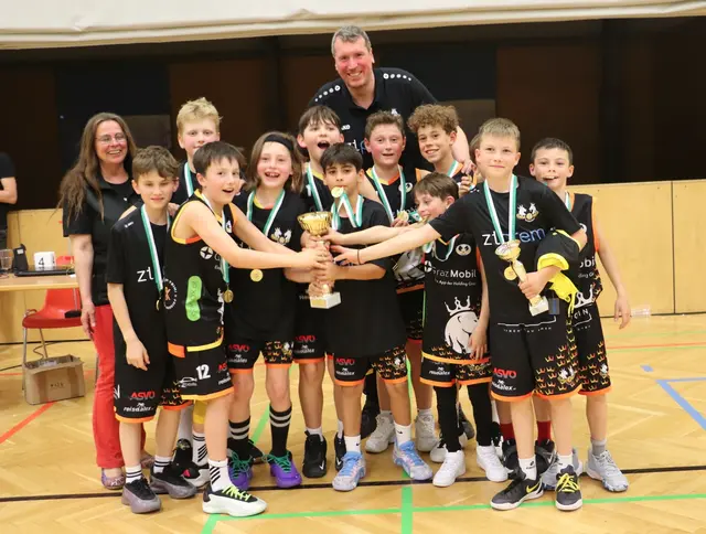 Die Queens &amp; Kings gewinnen das Basketballturnier der U11 in Kalsdorf, Monika Dunkl und Trainer Heinz Kügerl gratulieren. | Foto: Edith Ertl