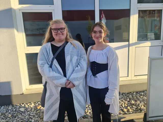 Amalia Hübl und Emely Romako wurden vor der Location fotografiert, da Erwachsene keinen Zutritt zur Veranstaltung hatten. Die beiden freuten sich auf das Jugendclubbing und einen Abend mit Musik und Freunden. Die Vorfreude auf die erste richtige Disco war deutlich spürbar. | Foto: Cornelia Strobl 