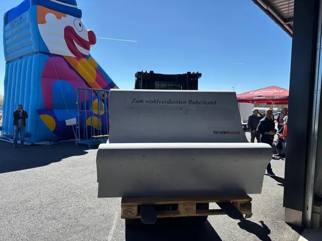 Seniorchef Gesellschafter Leopold Bauer erhielt nachträglich als Geschenk zum Ruhestand diese einzigartige Bank. | Foto: Anita Ohrfandl/MeinBezirk