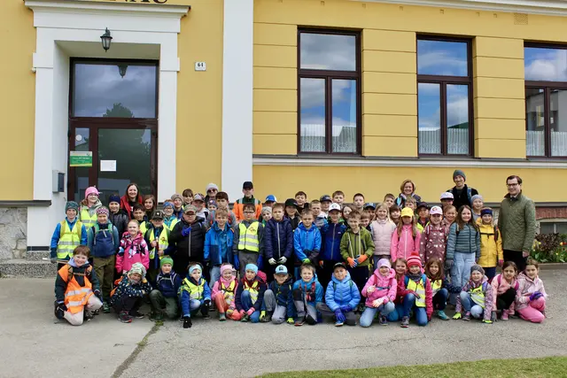 Kinder sorgen für ein sauberes Turnau