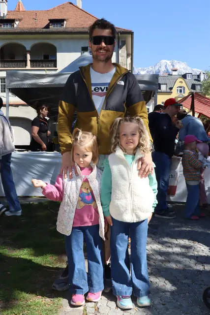 Bildhauer Lukas Pittl mit den Töchtern Erna und Hilda. | Foto: Kendlbacher