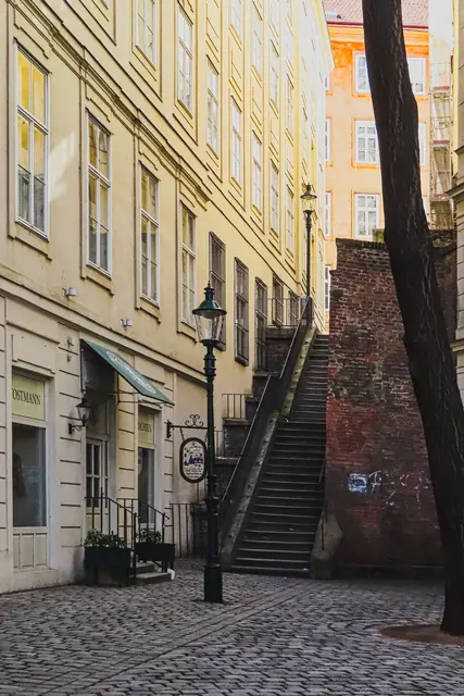 Die Mölker Stiege führt hinauf zum Mölker Steig, und zur Mauerkrone der Kurtine der ehemaligen Mölker Bastei
