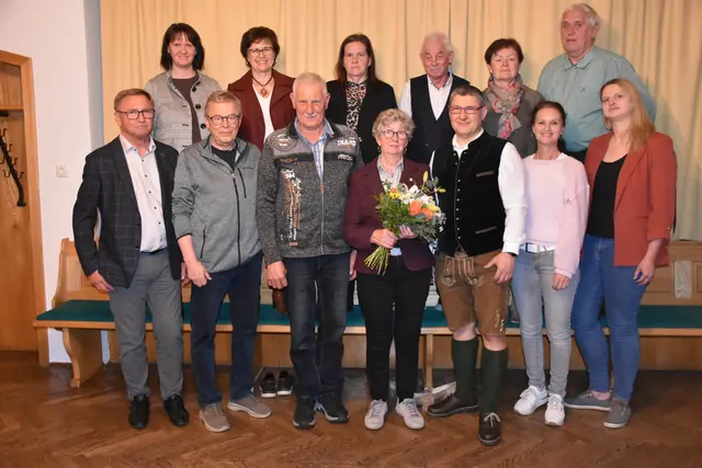 Jahreshauptversammlung Heimatverein Pabneukirchen 2026 im GH Fsichelmaier, der neue Vorstand mit Bgm. Barbara Payreder, 2.R. links, Rosinai Pfeiffer vom Verbund Oberösterreichischer Museen, 2. Reihe, 2. von rechts und Ehrenob frau Christine Hochstöger mit Blumen.  | Foto: Robert Zinterhof