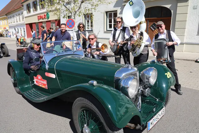 Soko Dixie empfing Rallye-Fahrerinnen und Fahrer sowie deren Oldtimer in Fehring musikalisch. | Foto: MeinBezirk/Johann Schleich