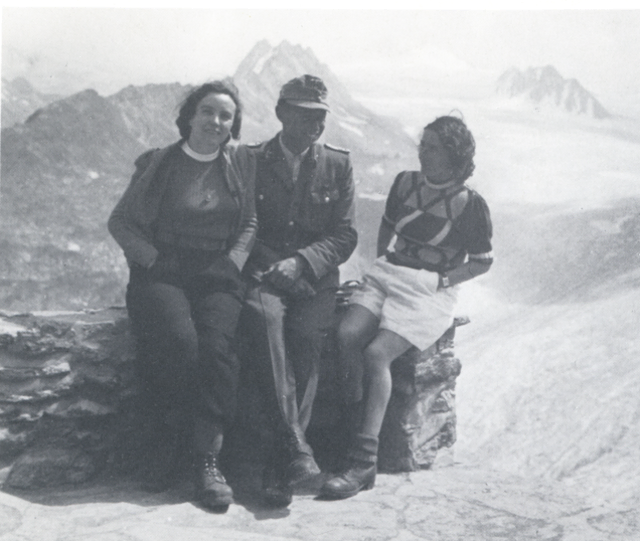 Links Rosi Ginzel, Mitte Grenzbeamter, rechts unbekannte Frau. Ramolhaus Ötzal. Sommer 1943 oder 1944
 | Foto: Sammlung Günther Ginzel