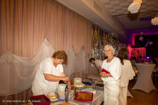 Eröffnung des Kuchbuffets, das die Damen des Tanzclubs zur Verfügung stellten. | Foto: cine-motion.at / R. Ivanek