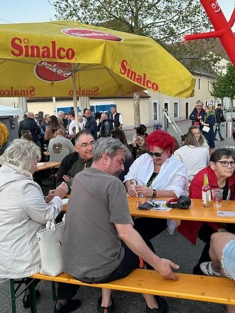 Blick auf den Holzplatz am Abend.