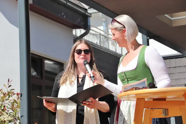 Pastoralreferentin Gundula Handler (li) mit Moderatorin Simone Koren-Wallis bei der Segnung | Foto: Edith Ertl