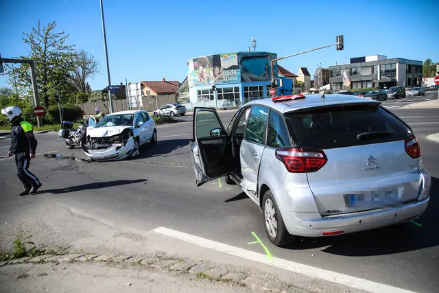 Zwei Personen erlitten bei dem Crash leichte Verletzungen, sie wurden vom Rettungsdienst versorgt.  | Foto: laumat.at/Christian Schürrer