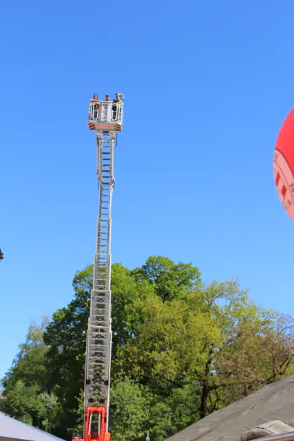 Mit dem Kran der Feuerwehr ging es hoch hinauf.