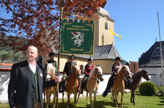 Pferdesegnung vor der Kirche. | Foto: Oblak