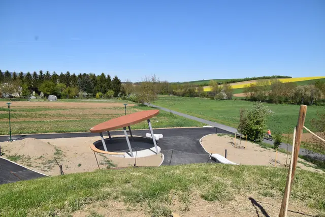 Das Hügelgrab ist gleichzeitig Rastplatz und eine kleine Aussichtsplattform. | Foto: MeinBezirk/Michael Strini