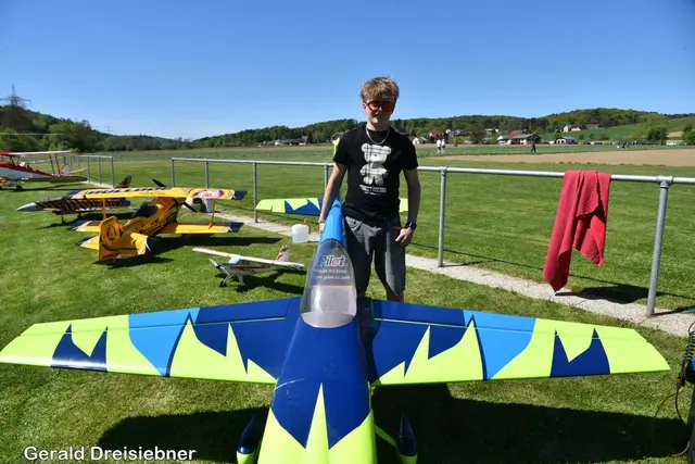 Der 13 jährige julian Gass aus Kapfenberg mit seinem Flugzeug  | Foto: Gerald Dreisiebner