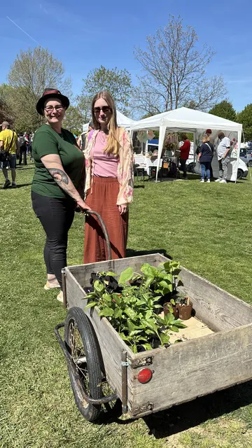 Der Bollerwagen war ein beliebtes Transportmittel durch das Marktgelände.  | Foto: Elisabeth Kloiber/MeinBezirk
