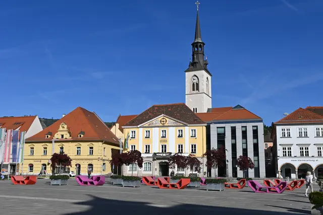Hauptplatz mit Rathaus und Stadtpfarrkirche