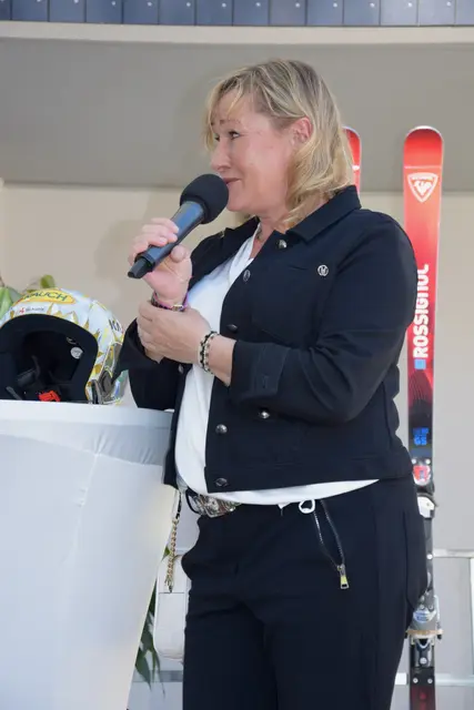 Der Lohn für die harte Arbeit - Renate Götschl freute sich mit Julia Scheib über die Erfolge  | Foto: MeinBezirk/Josef Strohmeier