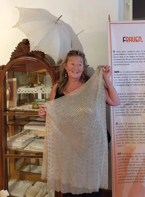 Brigitte Temper-Samhaber lädt herzlich ein. | Foto: Museum Alte Textilfabrik