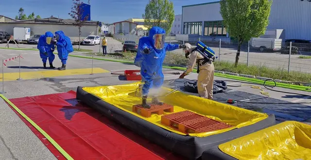 Feuerwehren übten Chlorgasunfall im Freibad