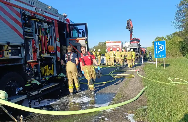 Durch das schnelle und gezielte Vorgehen der Einsatzkräfte konnte das Feuer rasch unter Kontrolle gebracht werden.