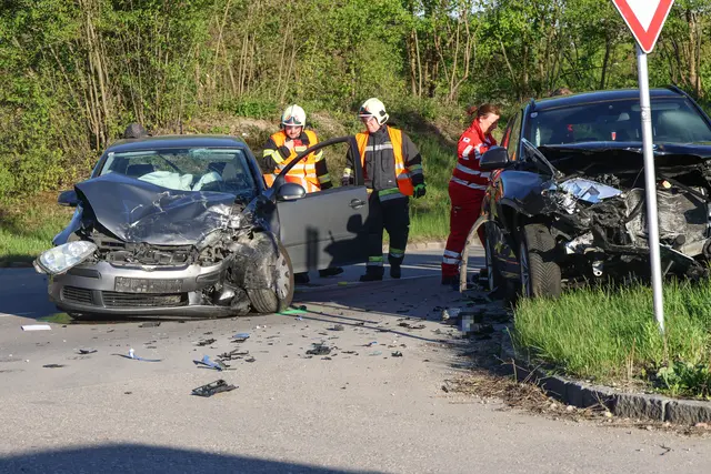 Ein Großaufgebot an Rettungskräften, zwei Notarzteinsatzfahrzeuge, die Feuerwehr sowie die Polizei standen nach einem schweren Unfall im Kreuzungsbereich der Mitterhoferstraße mit der Mühlstraße im Welser Stadtteil Schafwiesen im Einsatz.  | Foto: laumat.at/Matthias Lauber