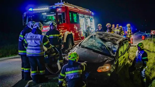 Nach Überschlag im Graben, Lenker in Obergnas befreit