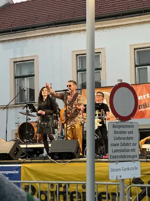 Blick auf den Holzplatz am Abend.