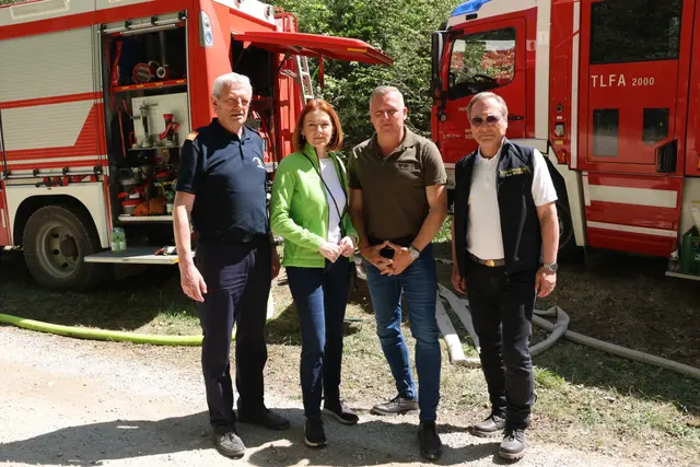 Bei der Lagebesprechung: Landesfeuerwehrkommandant Reinhard Leichtfried, Landesrätin Simone Schmiedtbauer, Landeshauptmann Mario Kunasek und der Leiter der Fachabteilung für Katastrophenschutz, Harald Eitner (v.l.) | Foto: Land Steiermark/Harzl