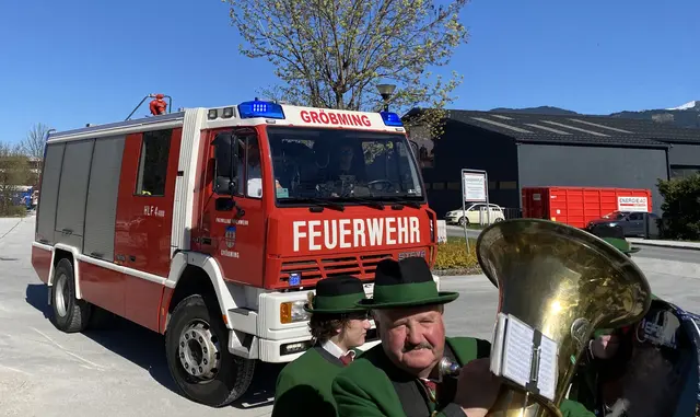 Selbst die Feuerwehr ließ sich nicht lumpen und war bei der Feier dabei. | Foto: Reinbacher