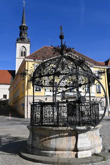 Brunnen mit großartiger Schmiedekunst