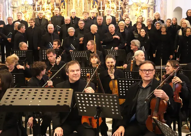 Das Paluselli Consort Stams, die Stiftmusik Stams und der Chor der Stiftmusik Stams musizierten in fein abgestimmter Balance.  | Foto: Tatschl
