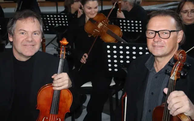 Konzentrierte Violinisten kurz vor dem Konzert.   | Foto: Tatschl