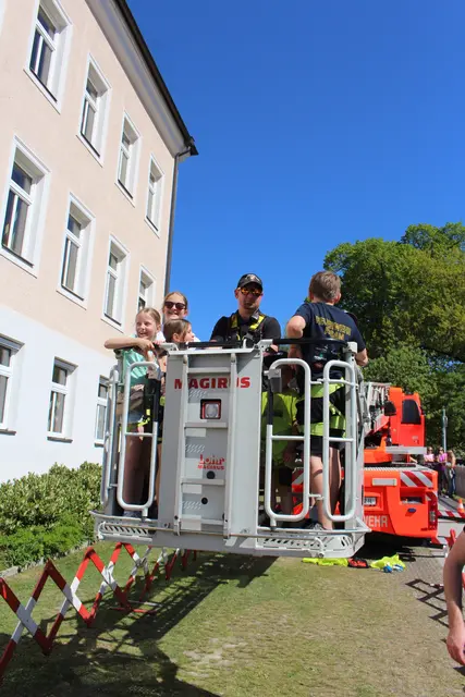 Mit dem Kran der Feuerwehr ging es hoch hinauf.
