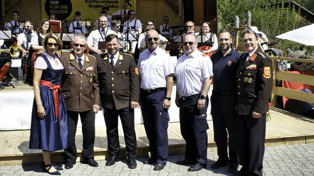 Abschnittsfeuerwehrkommandant BR Rudolf Hafellner mit Kammeraden  | Foto: Markus Achleitner