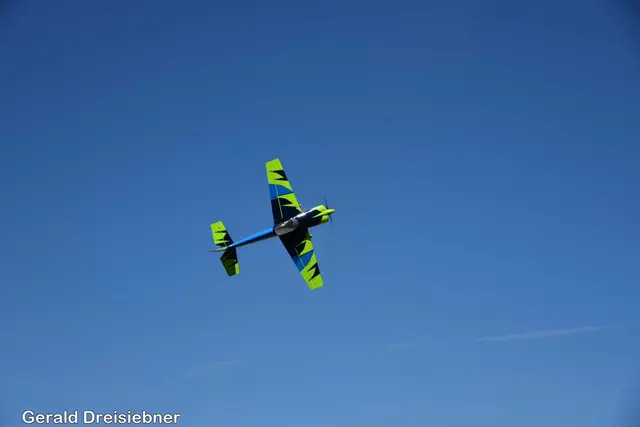 Vorführung mit seinem Flugzeug  | Foto: Gerald Dreisiebner