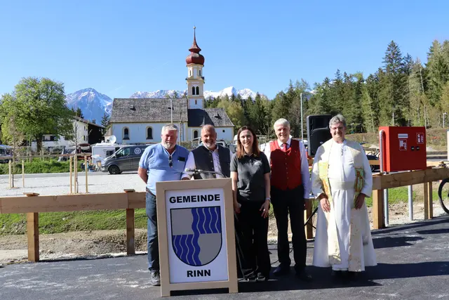 Bei der Eröffnung: GF Hannes Seifert und GF Florian Kiechl (Kommunalbetriebe Rinn), Betriebsleiterin Verena Ernsberger, Bgm. Herbert Schafferer und Pfarrer Augustinus Kühne | Foto: Kendlbacher