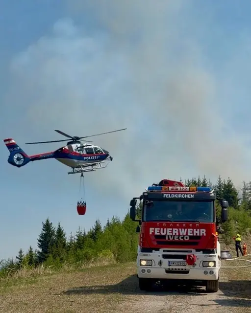 Im Einsatz beim Waldbrand in Eisbach-Rein stehen auch mehrere Hubschrauber. | Foto: FF Feldkirchen bei Graz