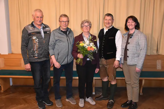 Die neuen Obmänner des Heiamtvereins Pabneukirchen Karl Wimhofer, Robert Zinterhof und Josef Lumetsberger mit Ehrenobfrau Christine Hochstöger und Bürgermeisterin Barbara Payreder, links.  | Foto: Robert Zinterhof
