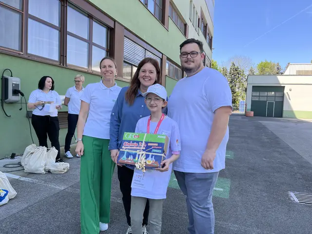 Astrid gewann den Hauptpreis bei der großen Verlosung am Ende des Tages -einen Geolino Experimentierkasten. | Foto: Gesa Buzanich