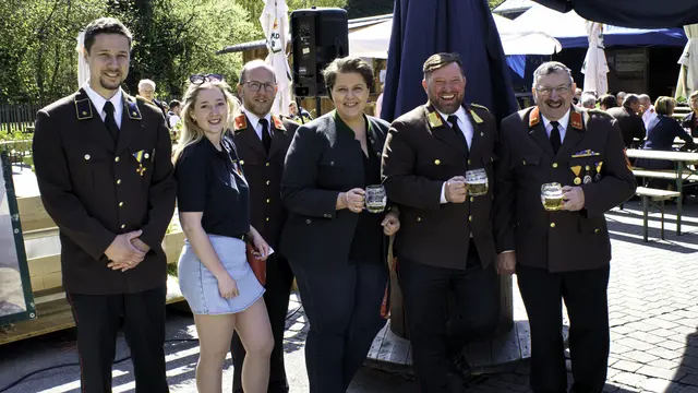 Natascha und Sandra Partl, Christian Leitner, Thomas Tisch, FF- Kdt. Gerald Lechner und Ehrenkommandant Franz Krenn | Foto: Markus Achleitner