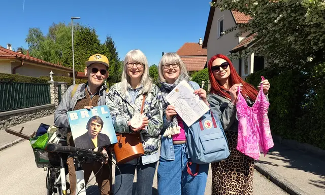 Erfolgreiche Flohmarktbesucherinnen. | Foto: Christian Nowotny