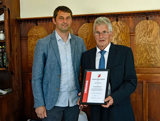 Natürlich erhielt Peter Knauseder auch eine Ehrenurkunde. | Foto: Robert Thiem