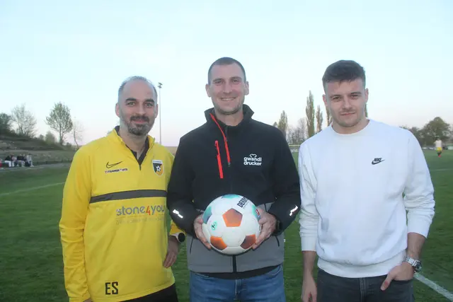 Dominic Krötz (mitte) übernahm die Ballspende | Foto: arbes