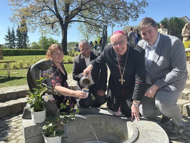 Das Quellenjubiläum feierten Kuratorin Denise Nikles, Pfarrer Thomas Vayalunkal, Diözesanbischof Ägidius Zsifkovics und Kurator Maximilian Toth (v.l.). | Foto: Martin Wurglits