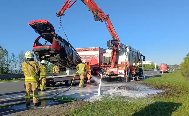 Zwischen den Anschlussstellen Amstetten Ost und Ybbs geriet das Fahrzeug aus bislang ungeklärter Ursache in Brand. 