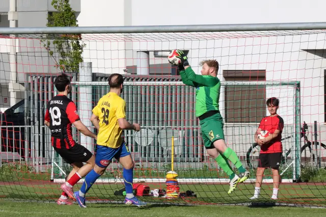 Jede Menge zu tun für Absam-Goalie Adrian Warmuth.