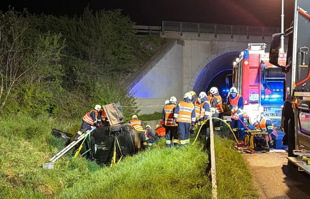 Verkehrsunfall mit Menschenrettung in den frühen Morgenstunden