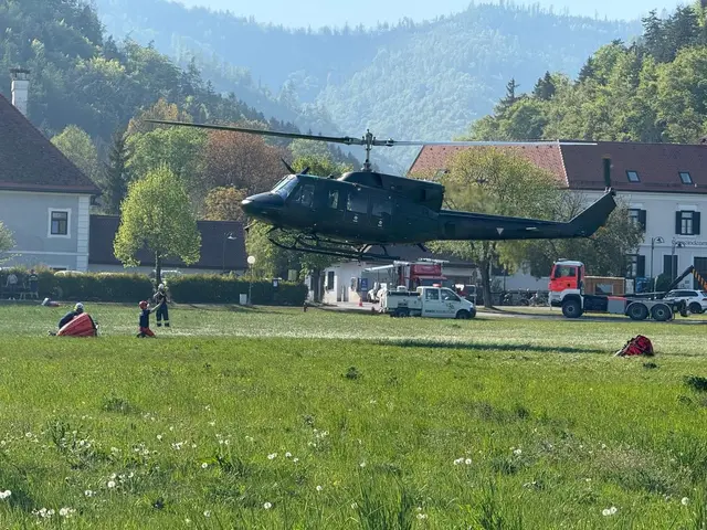 Mehrere Hubschrauber stehen bei den Löscharbeiten in Eisbach-Rein im Einsatz. | Foto: BFVGU