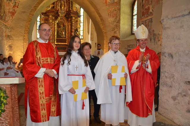 Diakon Walter Steinwidder, die Ministranten Therese Steiner und Lorenz Zechner und Bischof Johannes Freitag. | Foto: Oblak